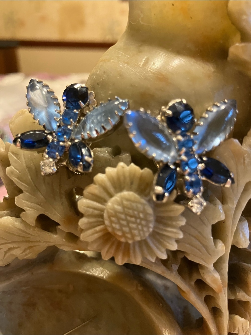 BLUE FACETED GLASS CRYSTALS EARRINGS THREE SHADES OF BLUE 1” x 1”